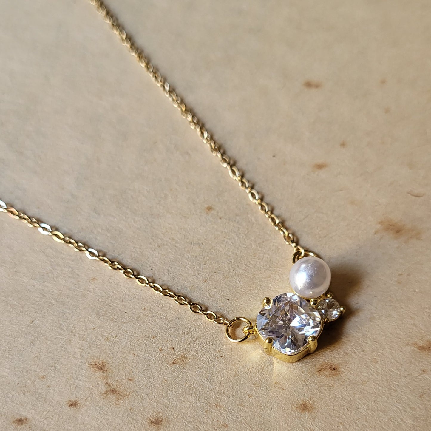 Diva pearl pendent chain