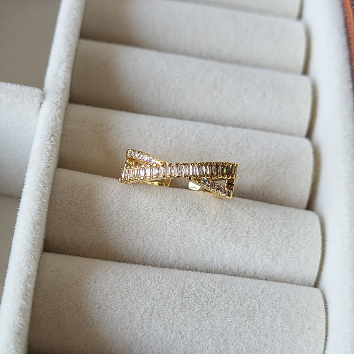 Gloria finger ring