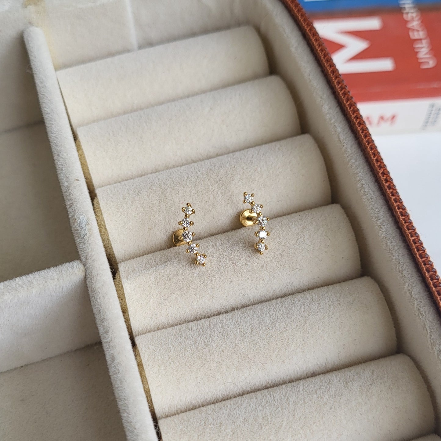 Sera flat screwback studs