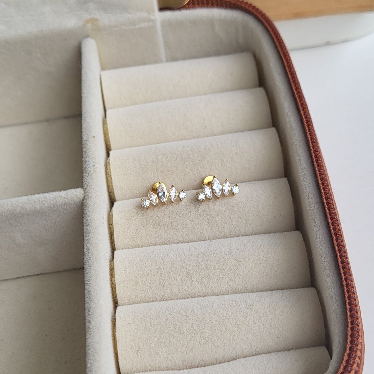 Crown flat screwback studs