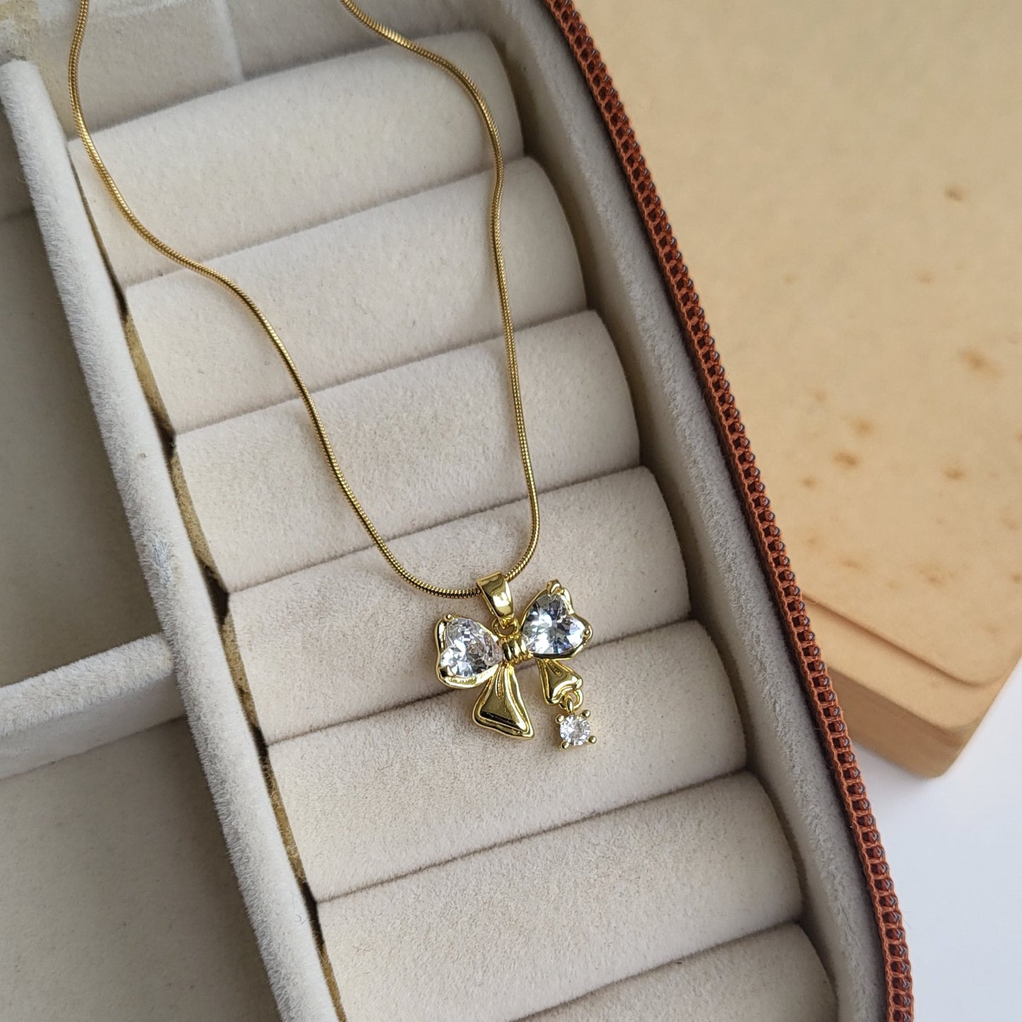 Bow drop pendent chain