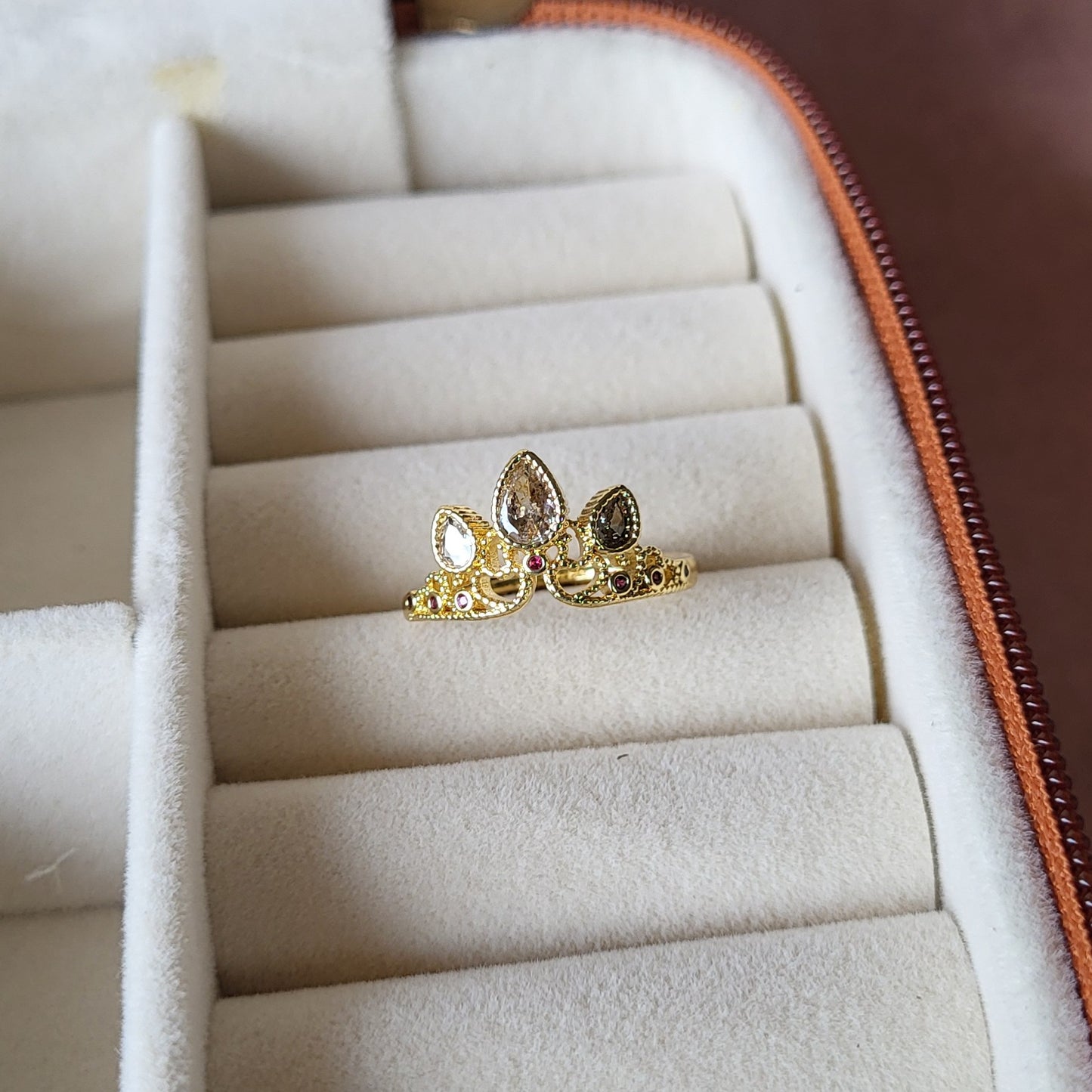 Crown finger ring