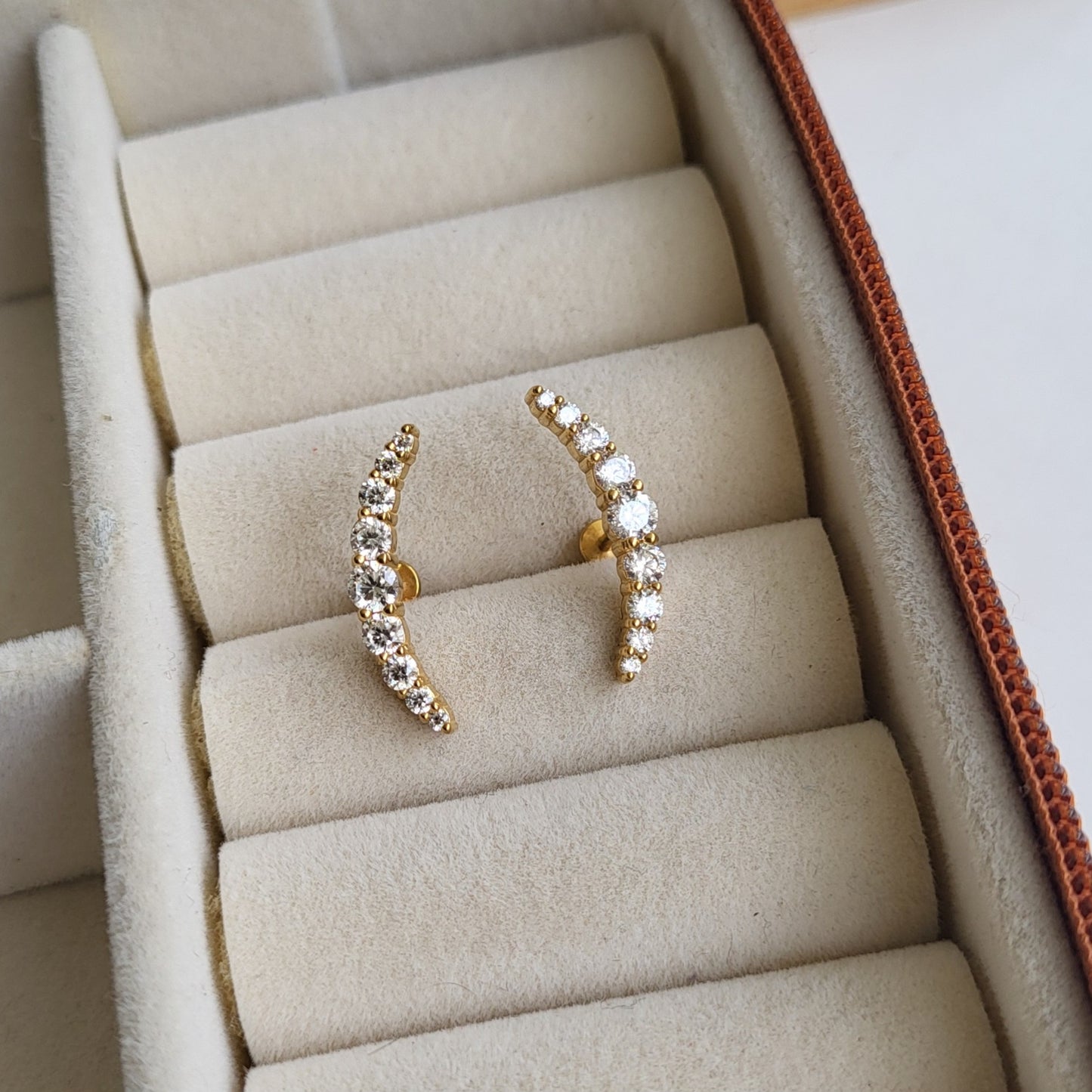 Luna flat screwback studs