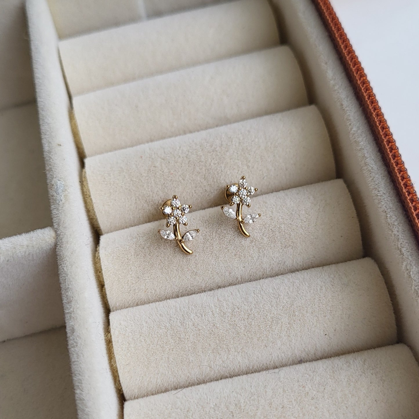 Flower flat screwback studs
