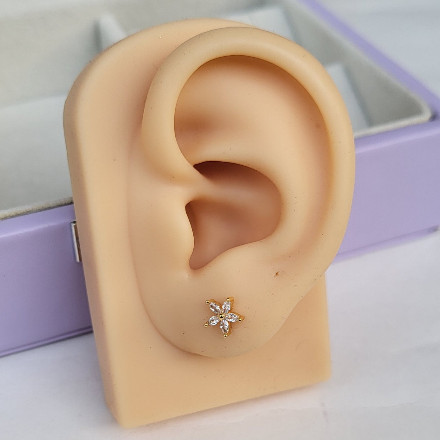 Flora studs (ball screwback)