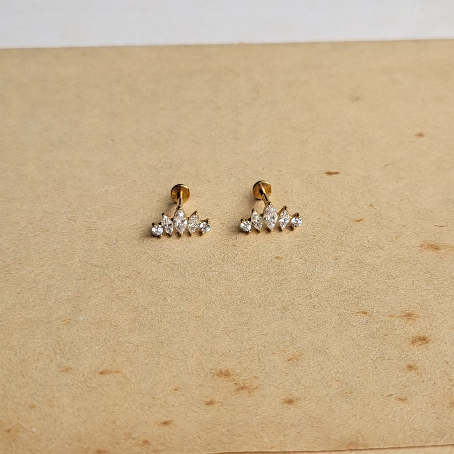 Crown flat screwback studs
