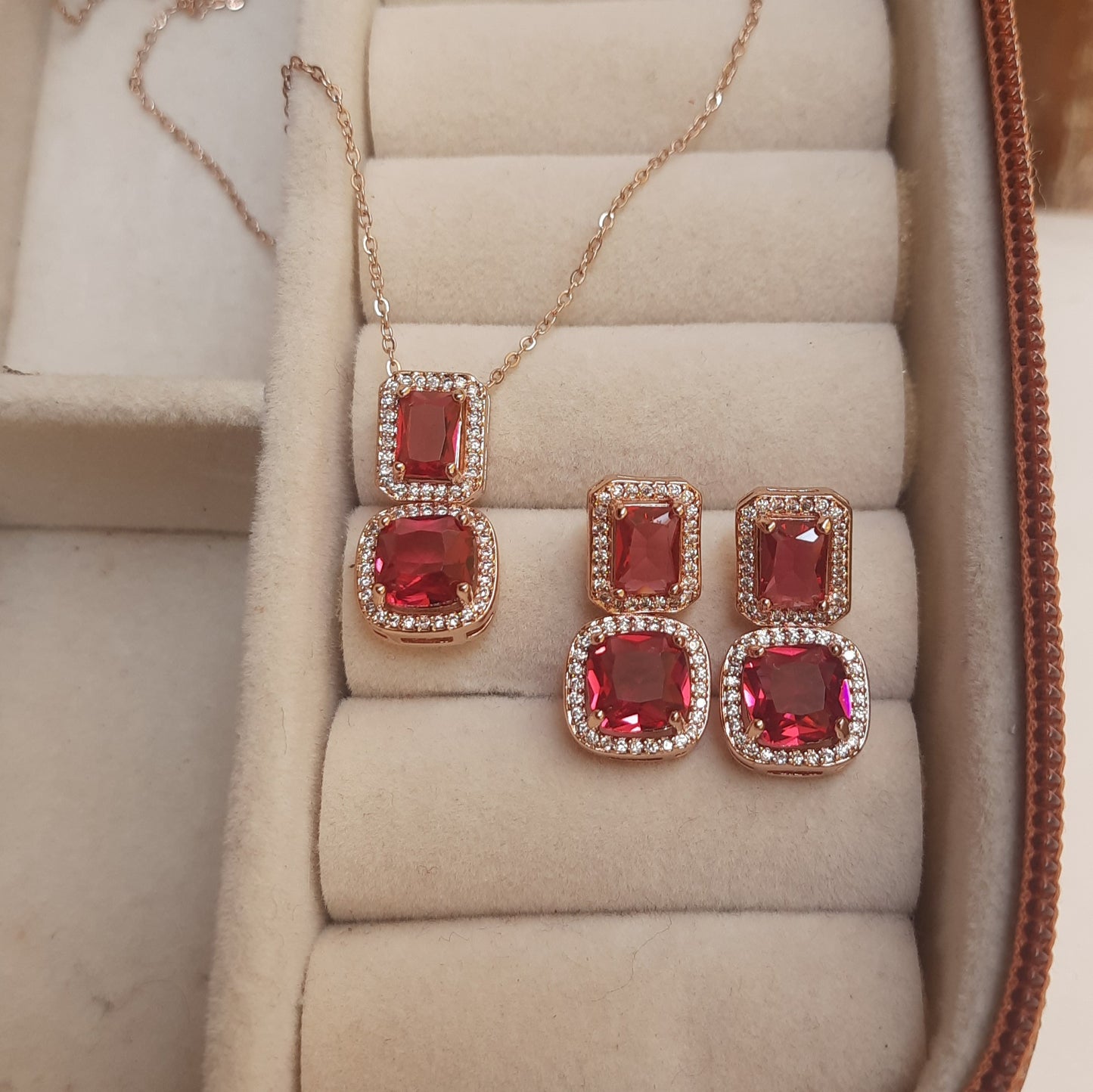 CLAUDIA Pendant set (Peach)