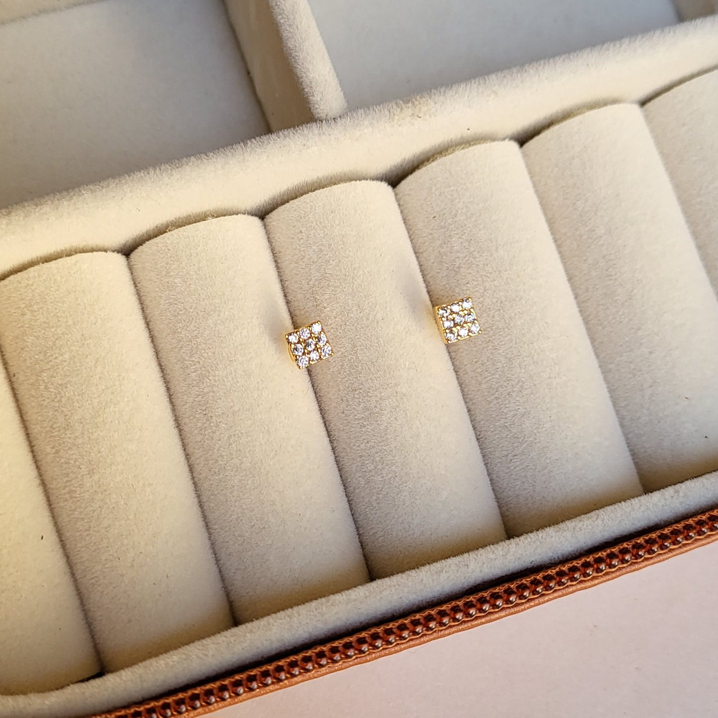Box mini studs