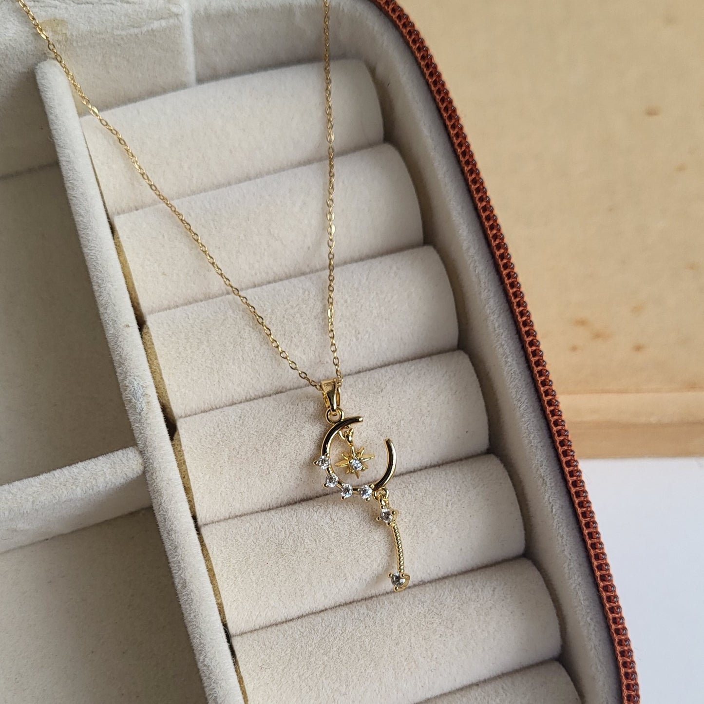 Luna pendent chain