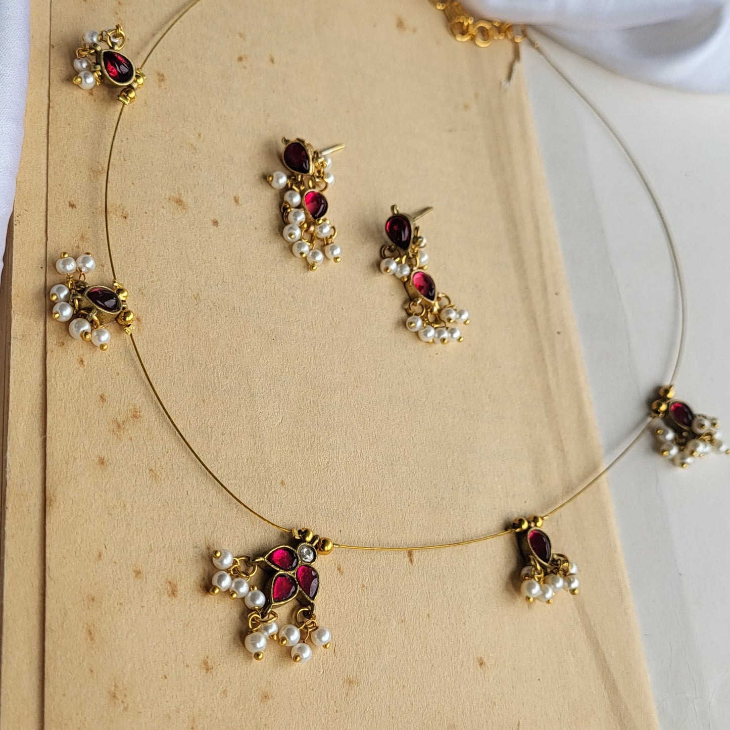 Latha invisible necklace