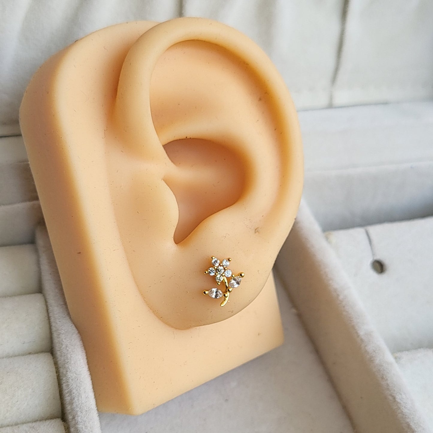 Flower mini studs (ball screwback)