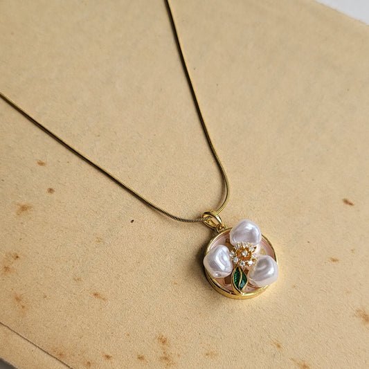Daisy pearl pendent chain
