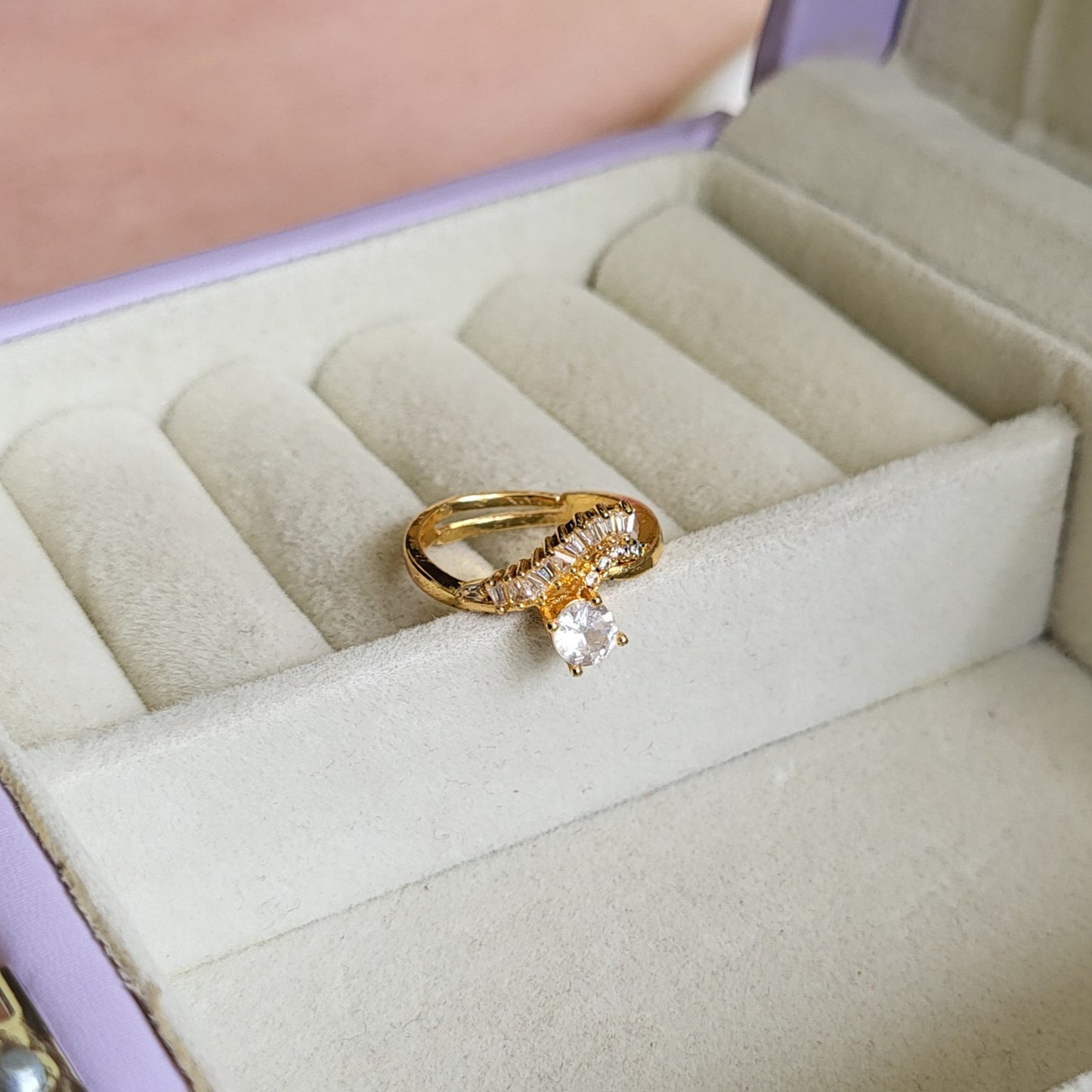 Nova finger ring
