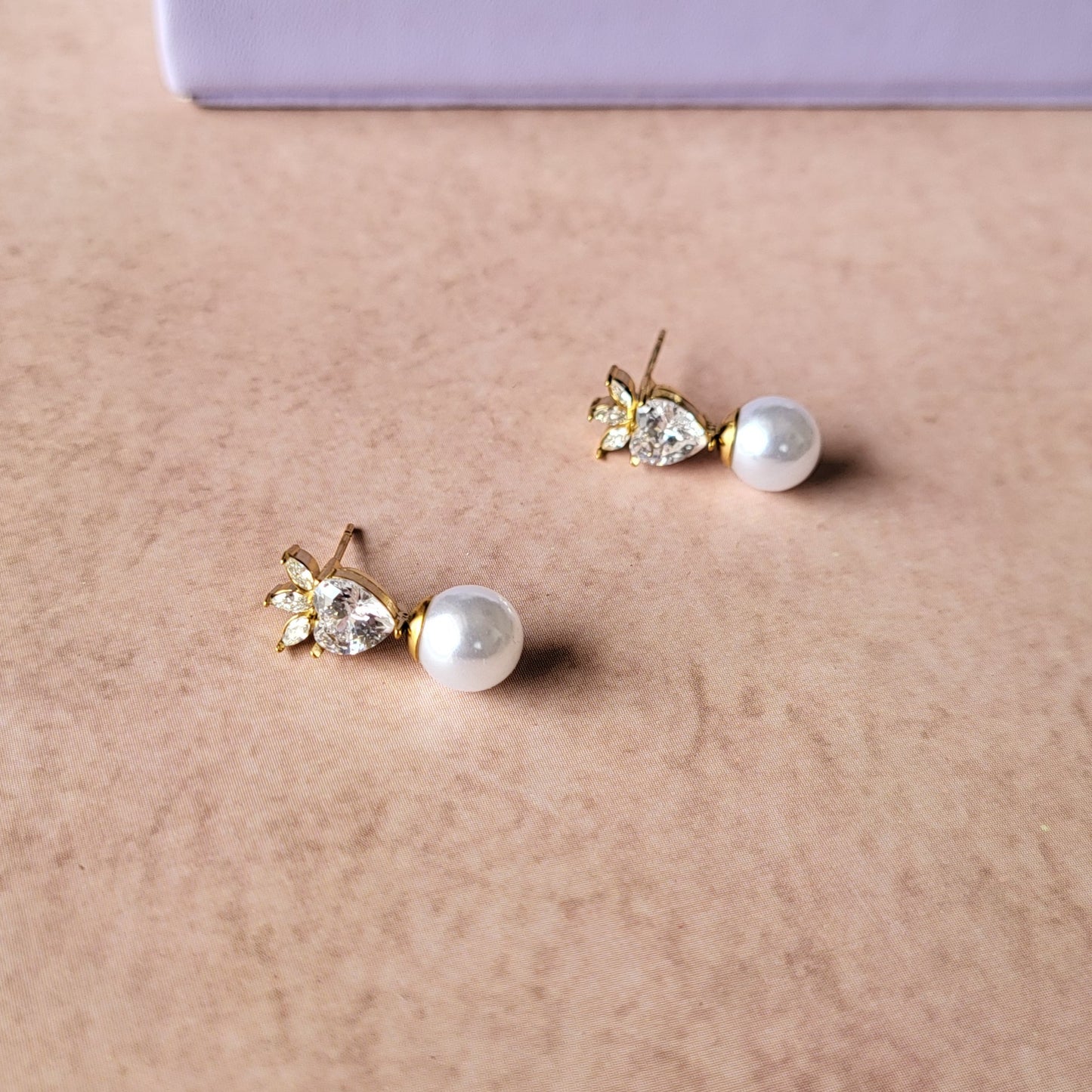 Pearl studs