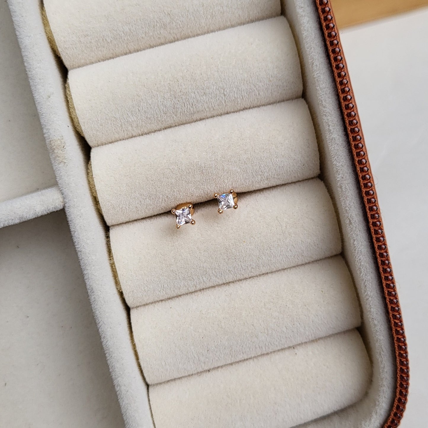 Square mini studs(ball screwback)