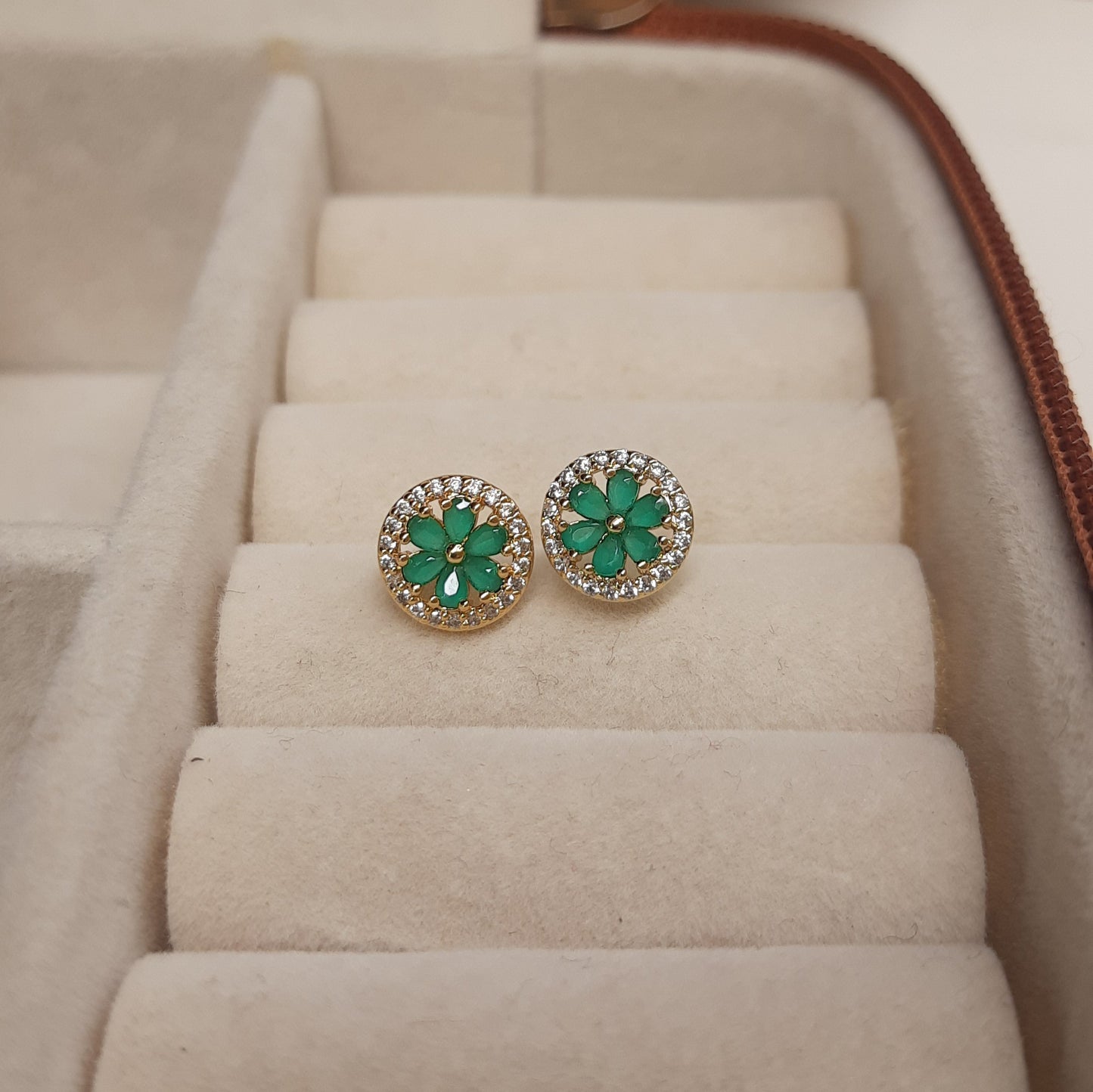 DOLLY Studs