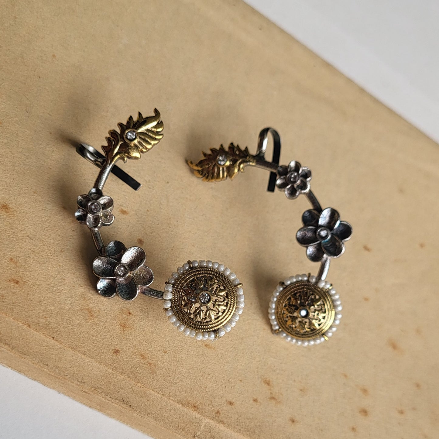 Daisy earcuff (pair)