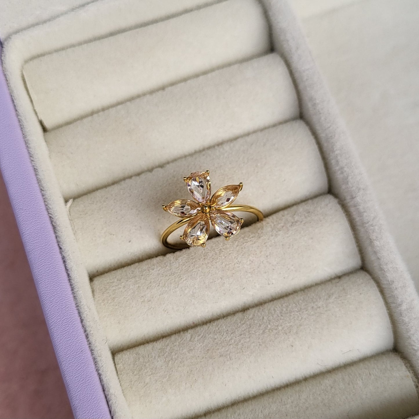 Daisy finger ring