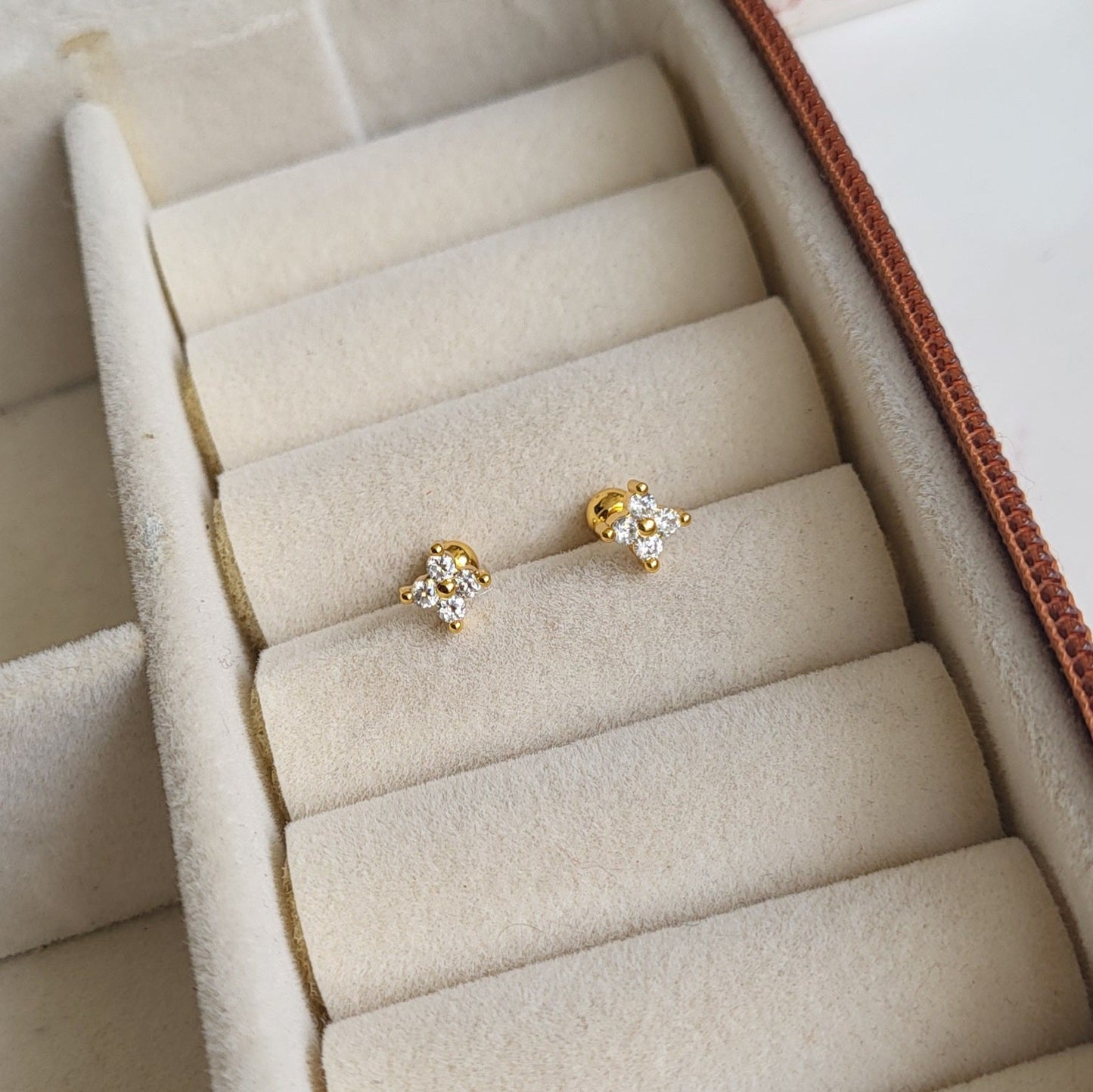 Clover mini studs (ball screwback)