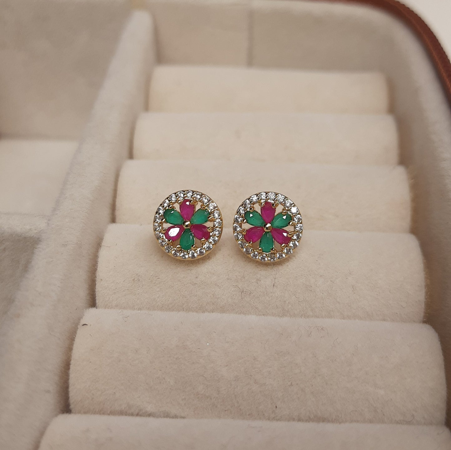 DOLLY Studs