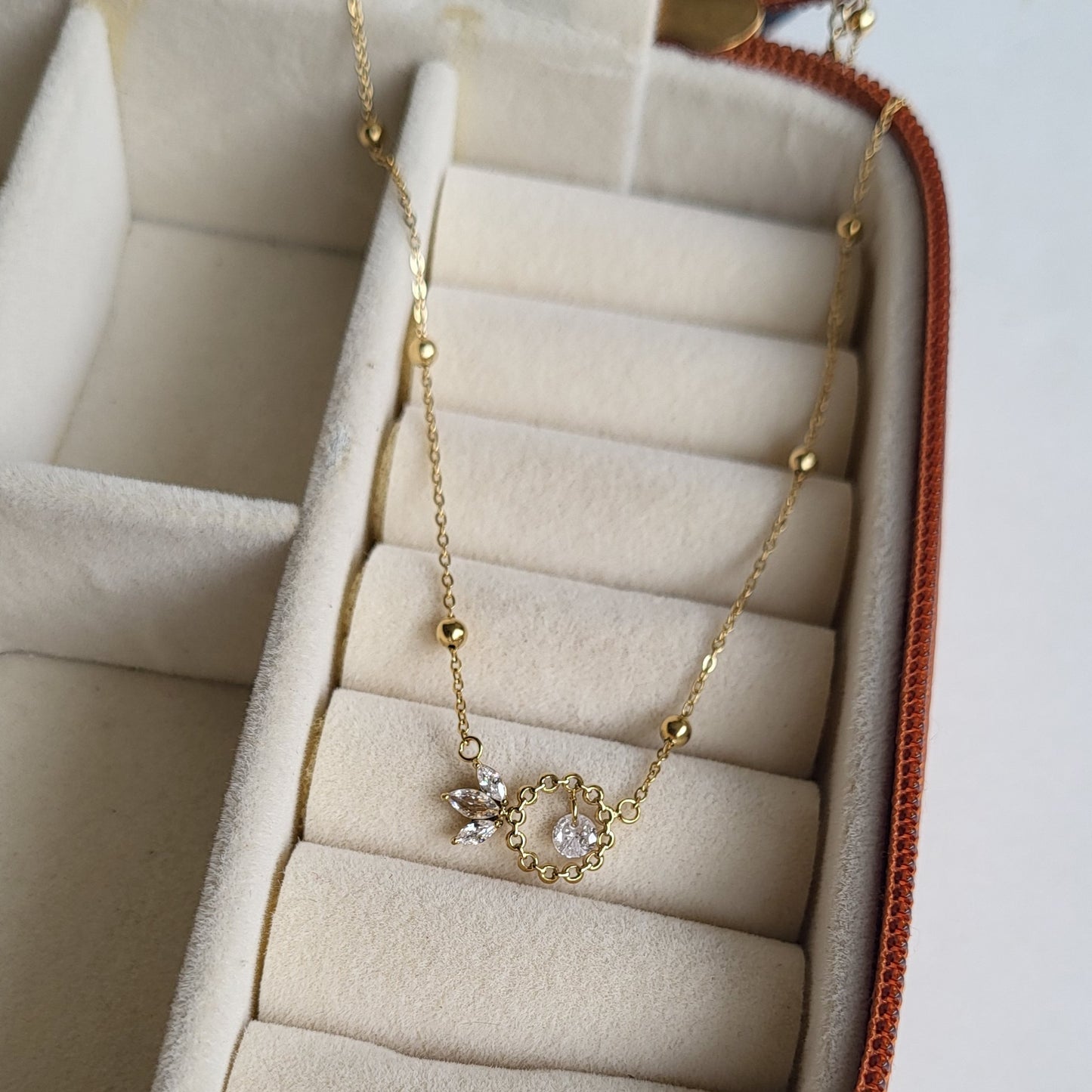 Leaf pendent chain