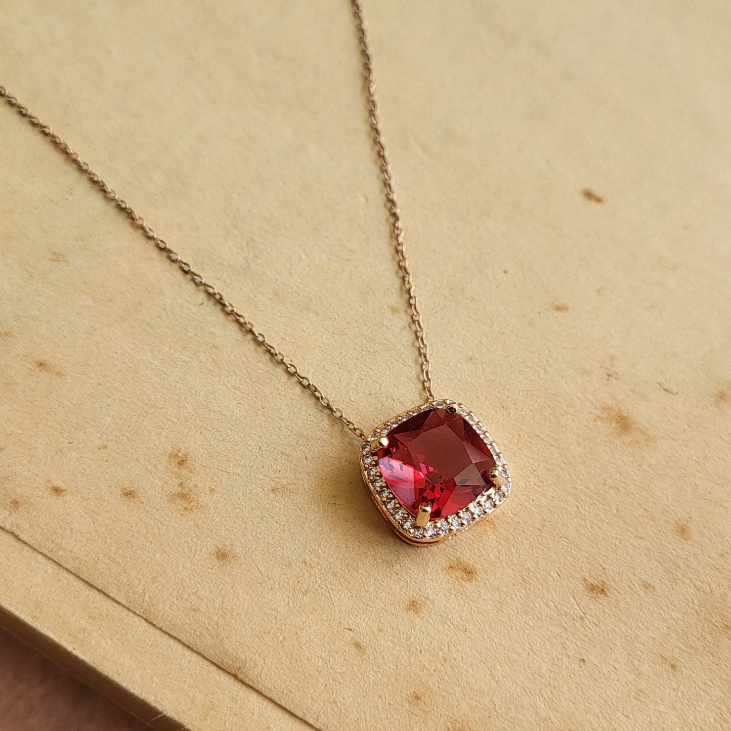 Sarah pendant chain (red)