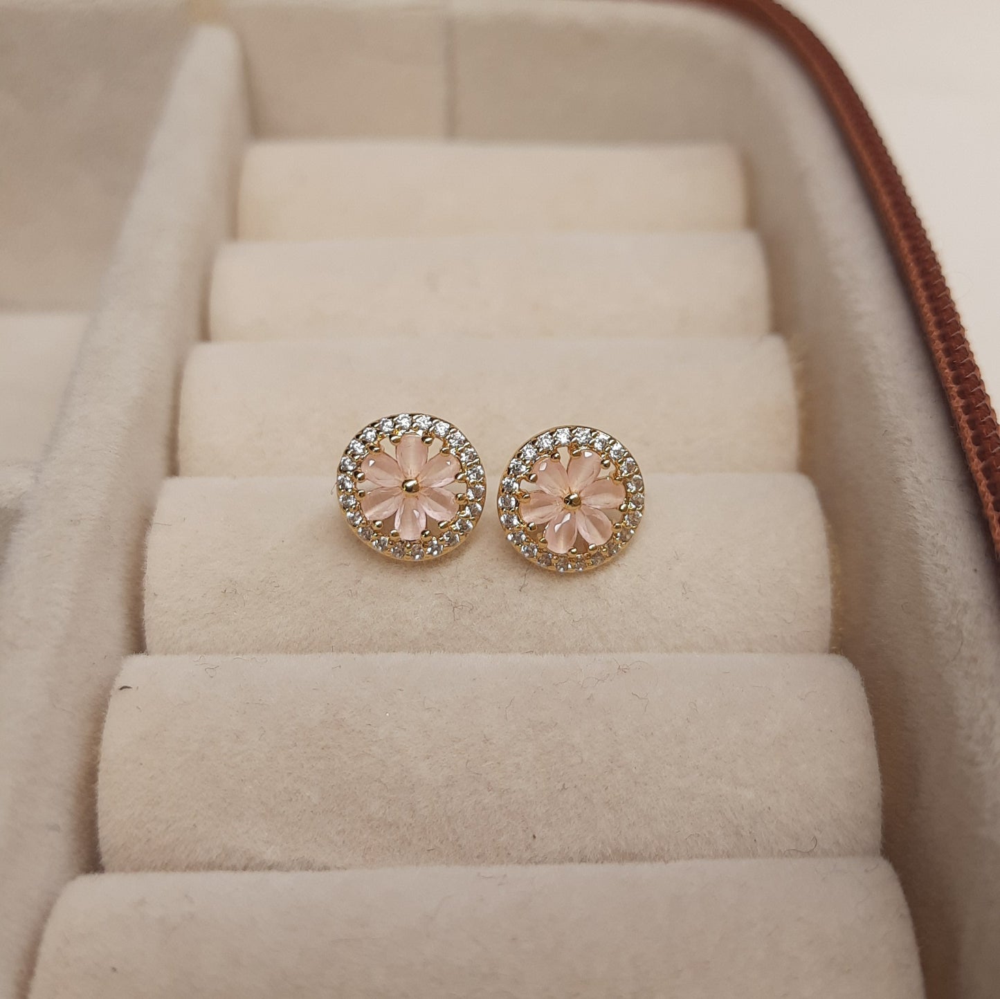DOLLY Studs