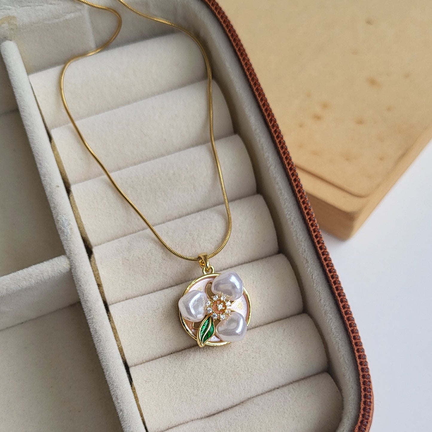 Daisy pearl pendent chain