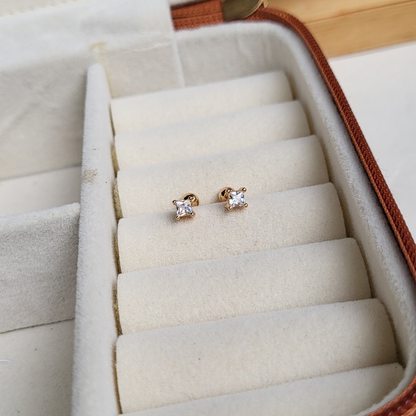 Square mini studs(ball screwback)