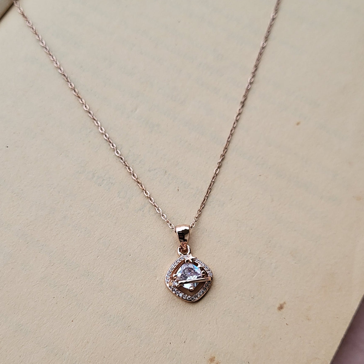 Sparkle pendant chain