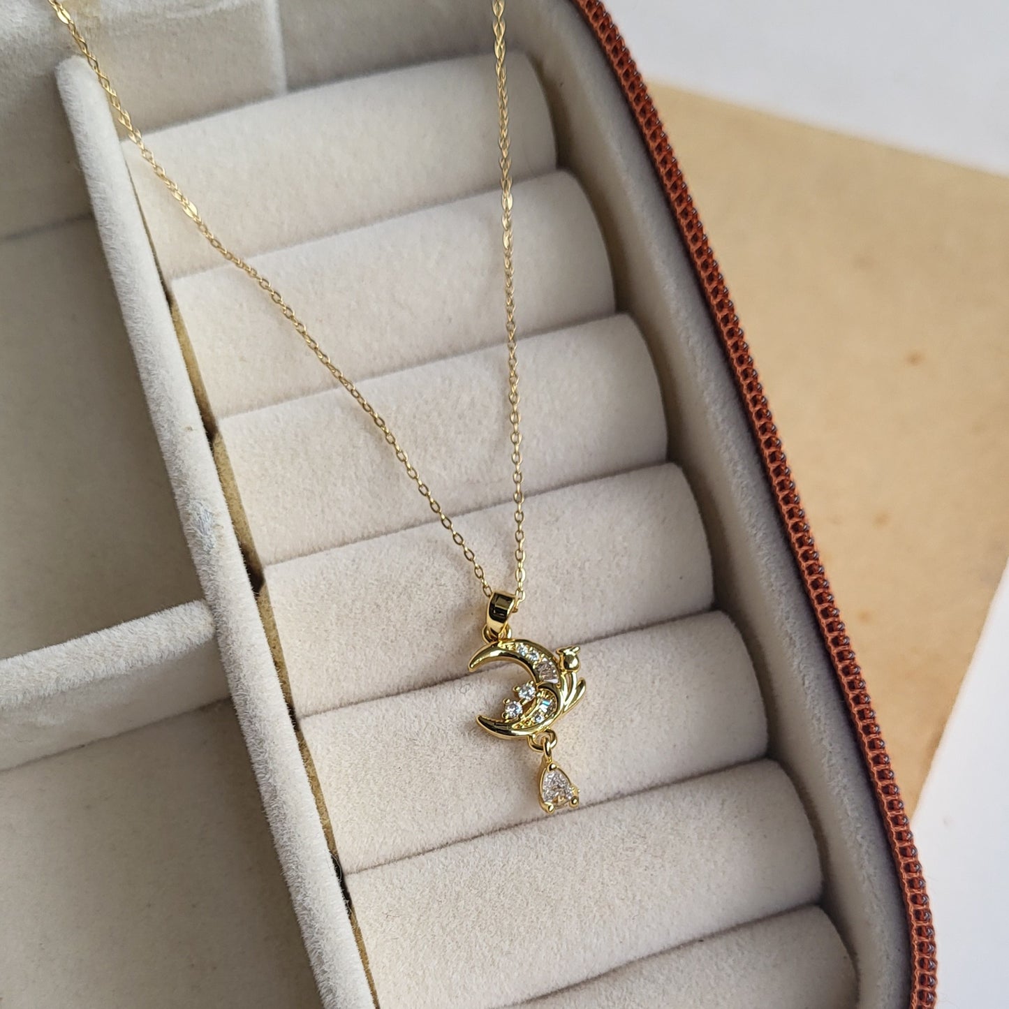 Cynthia pendent chain