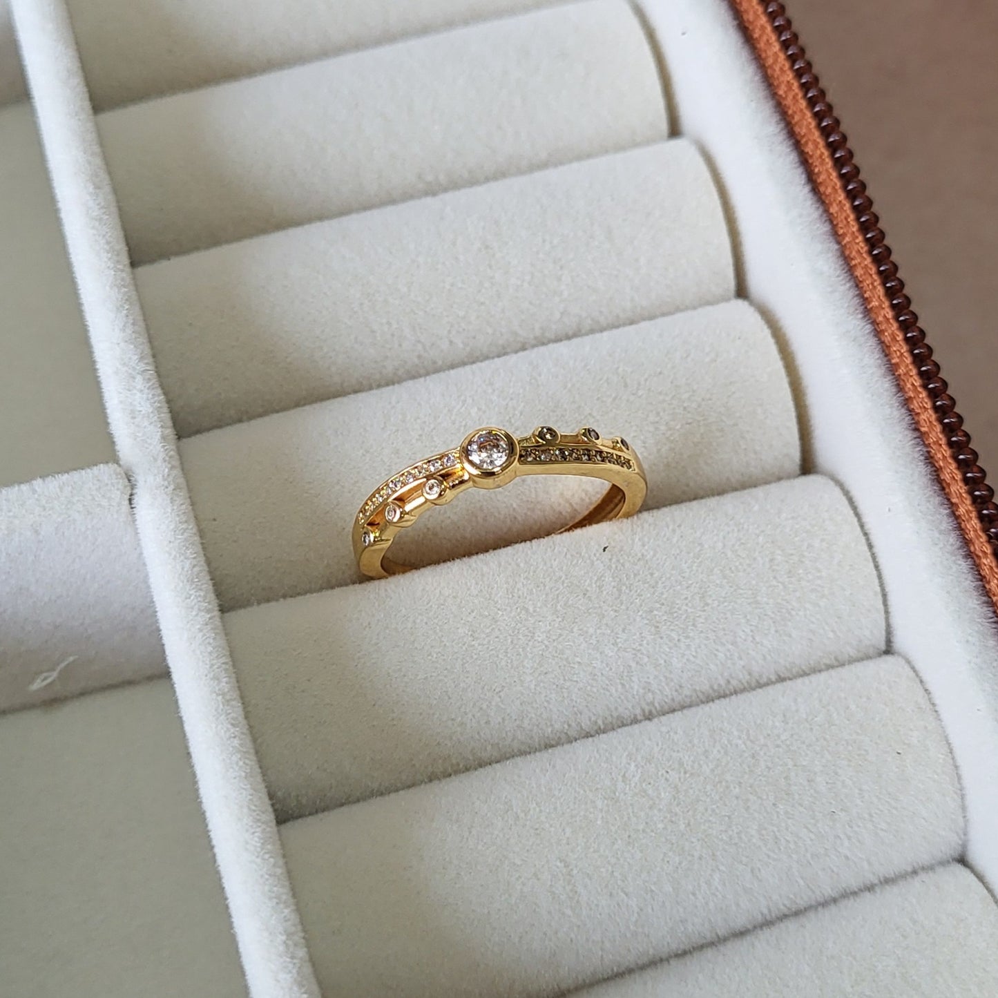 Sera finger ring