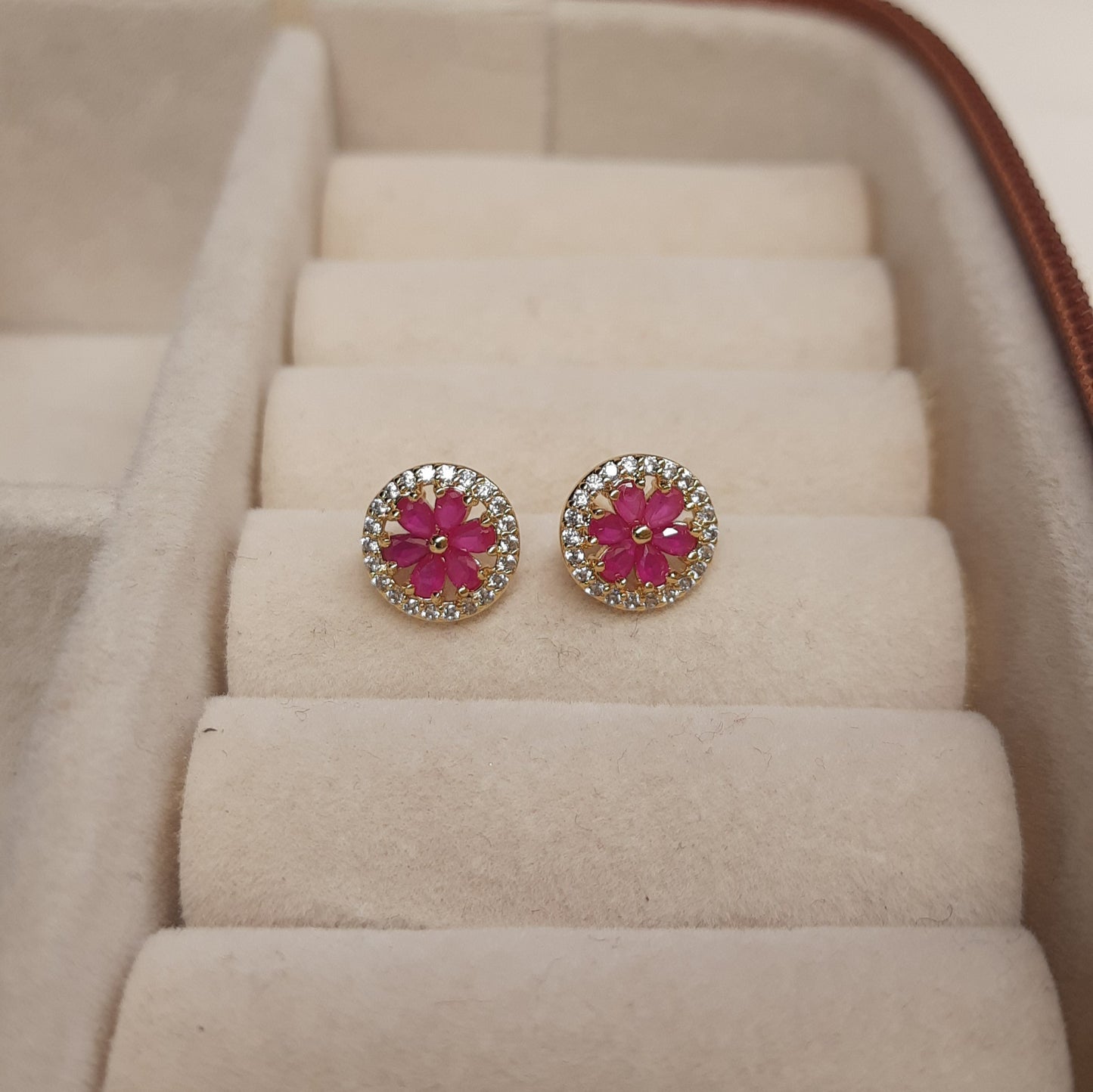 DOLLY Studs