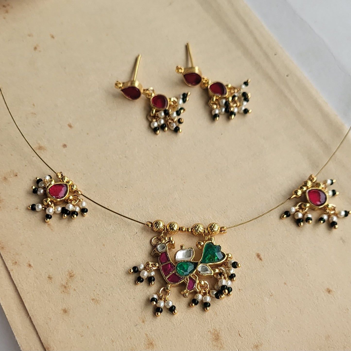 Peacock invisible necklace (Ruby)