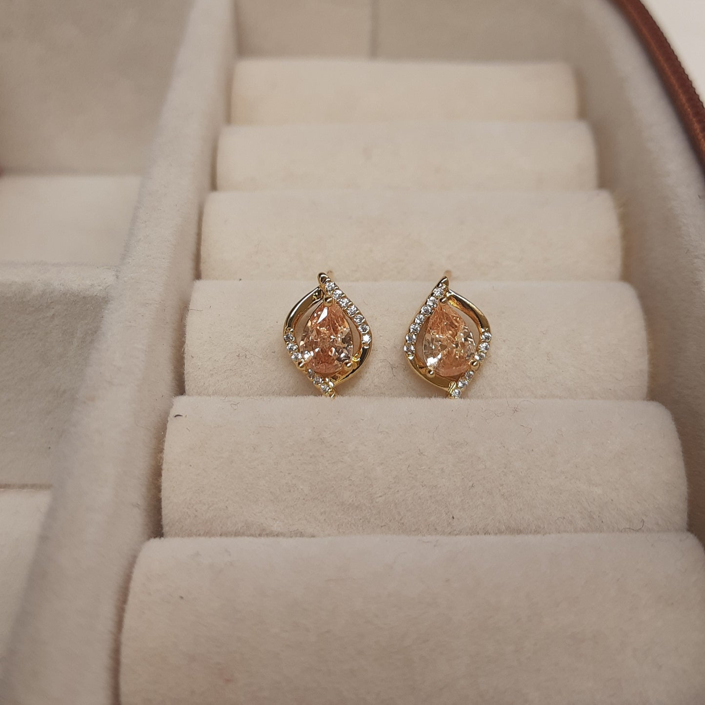 WILLOW Studs