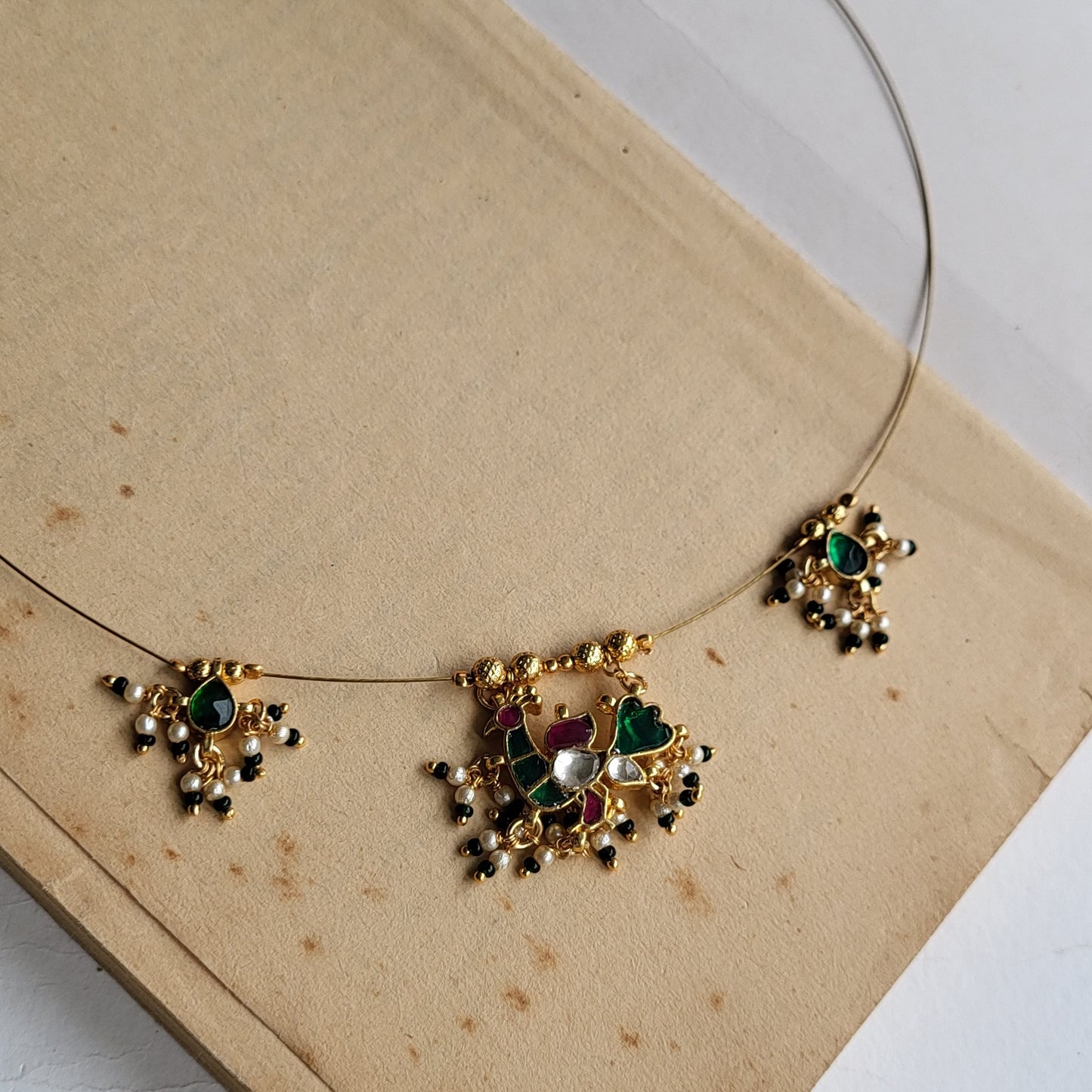 Peacock invisible necklace (Emerald)