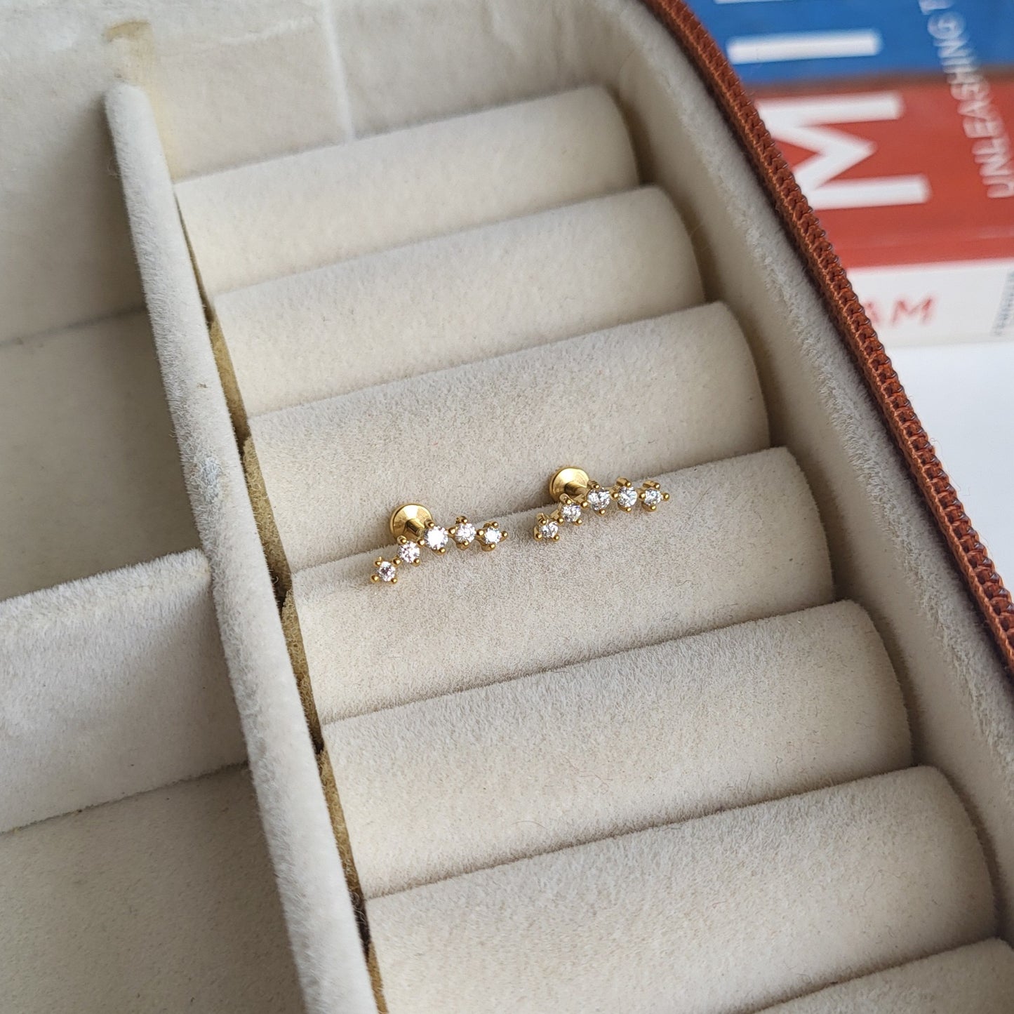 Sera flat screwback studs