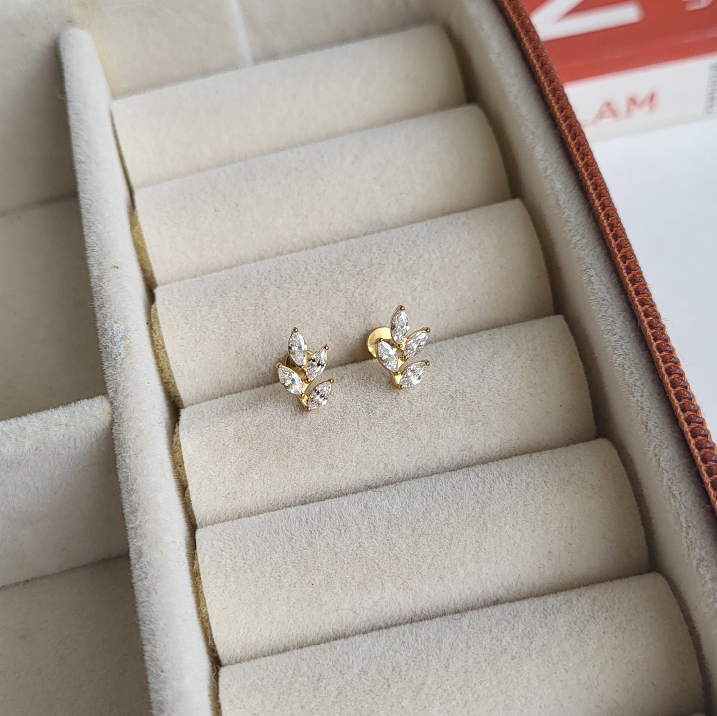 Leaf flat screwback studs