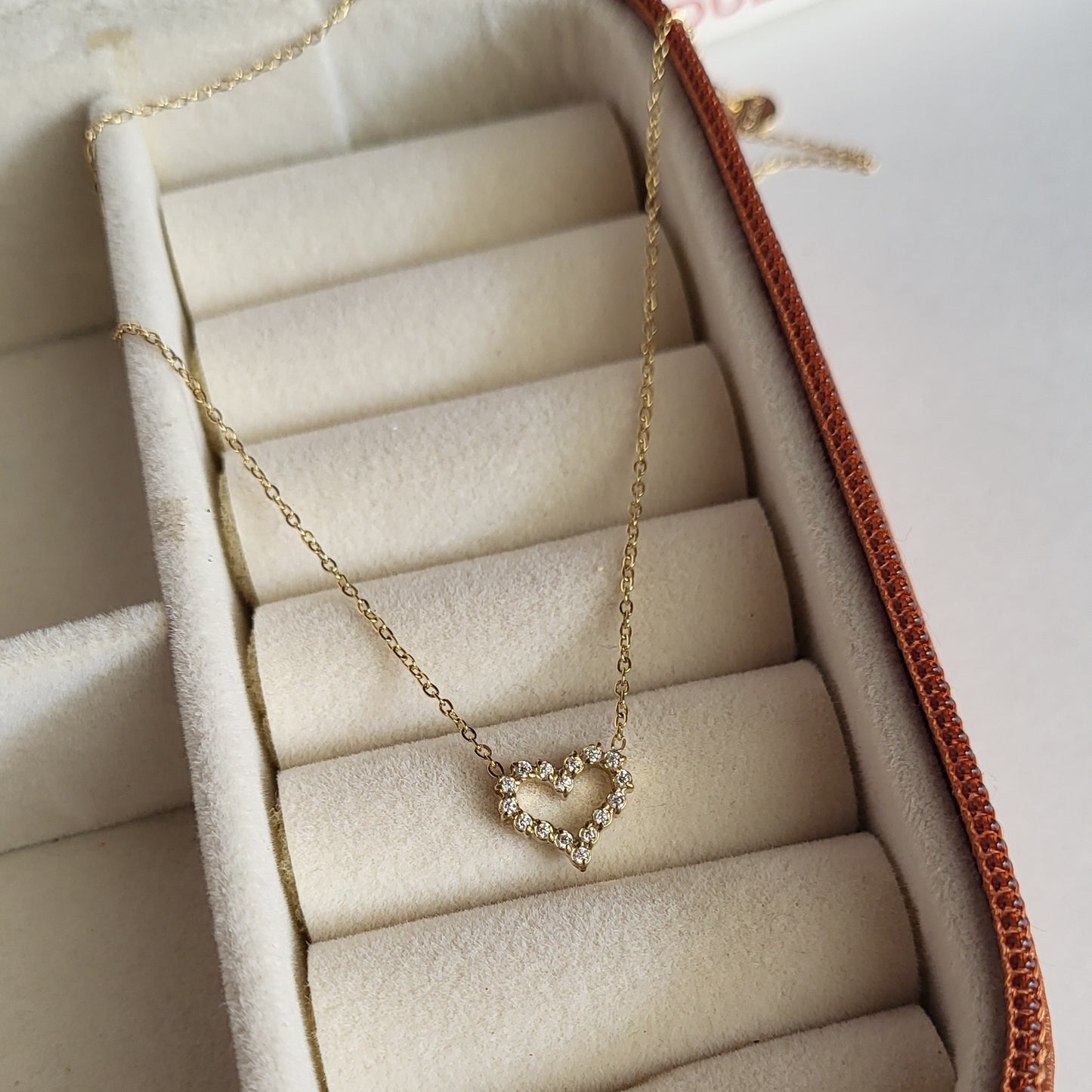 Hollow heart pendent chain