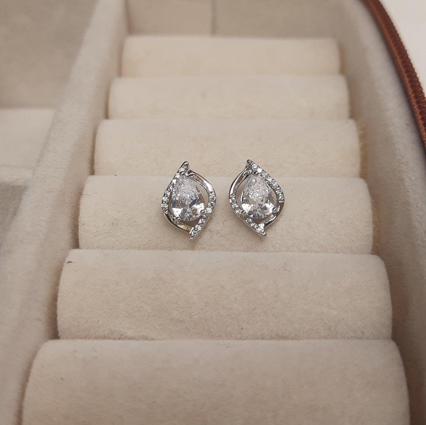 WILLOW Studs