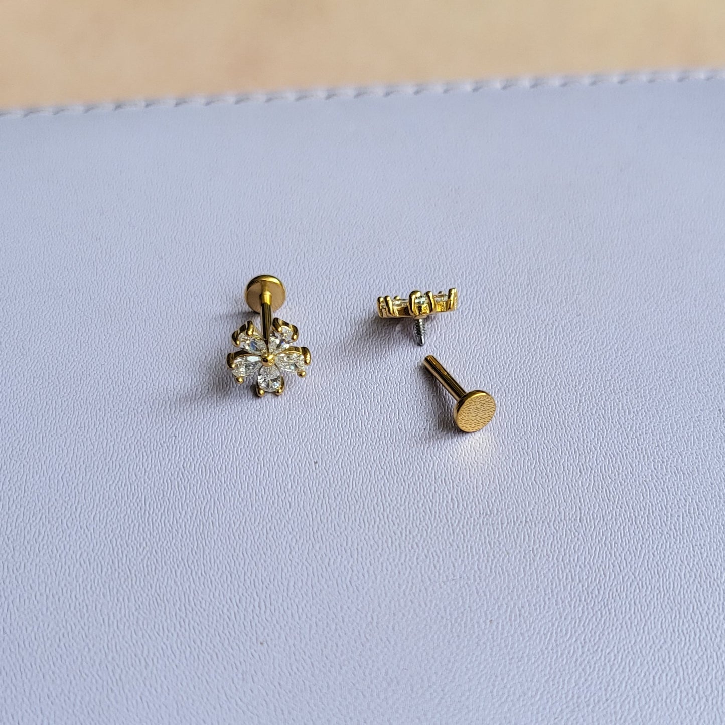 Bloom mini studs (flat screwback)