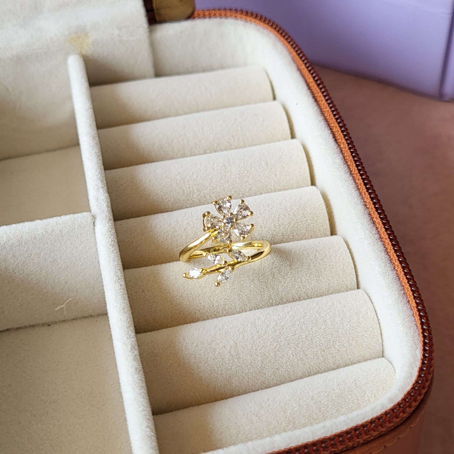 Lilly finger ring