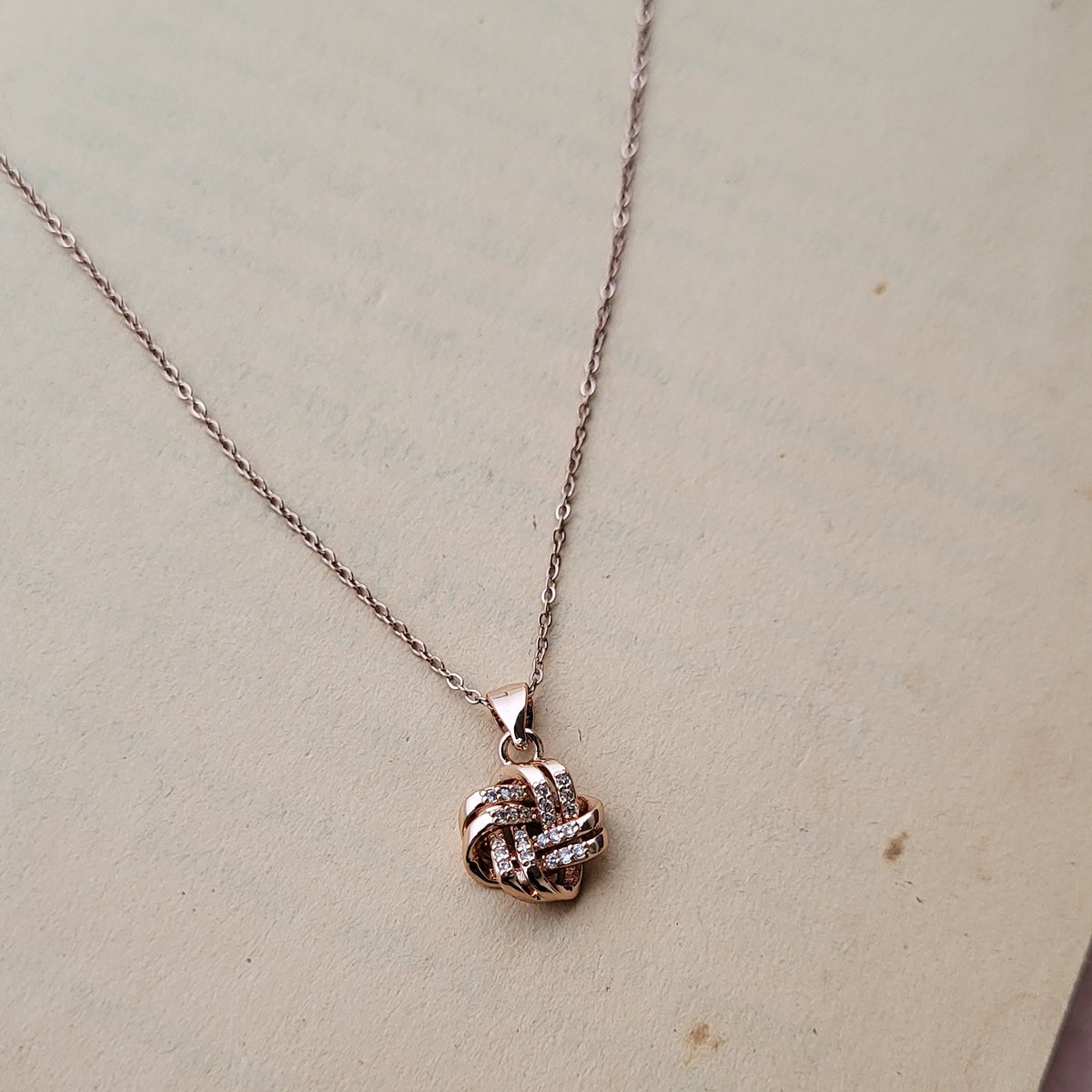Aster pendant chain