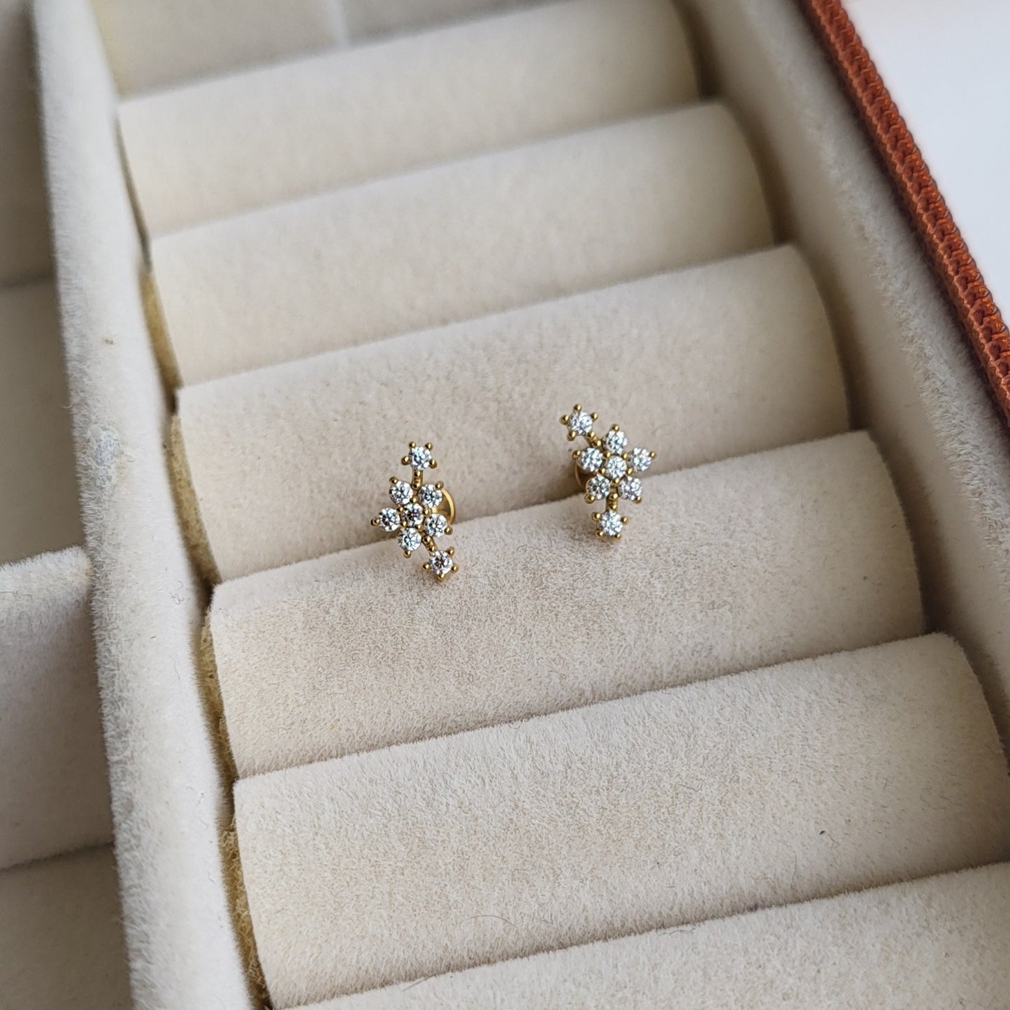 Taara flat screwback studs