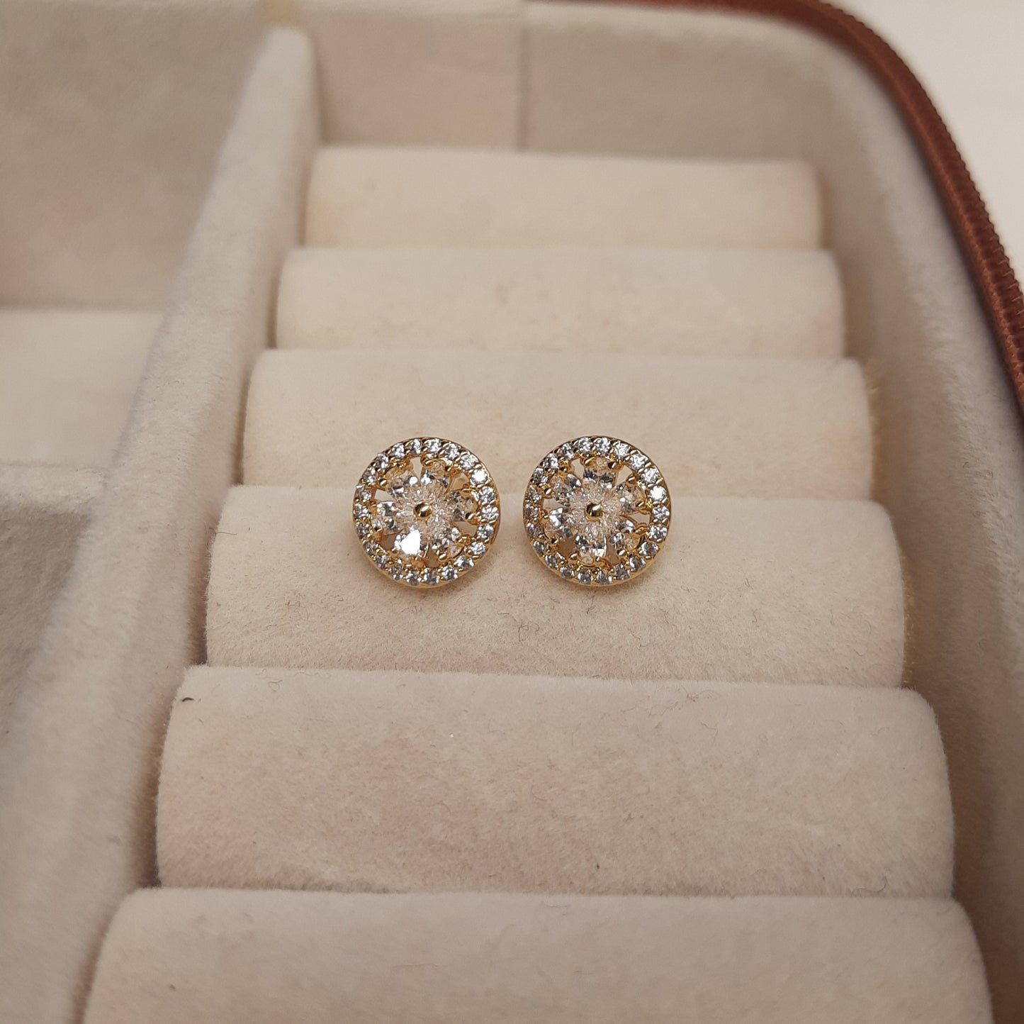 DOLLY Studs