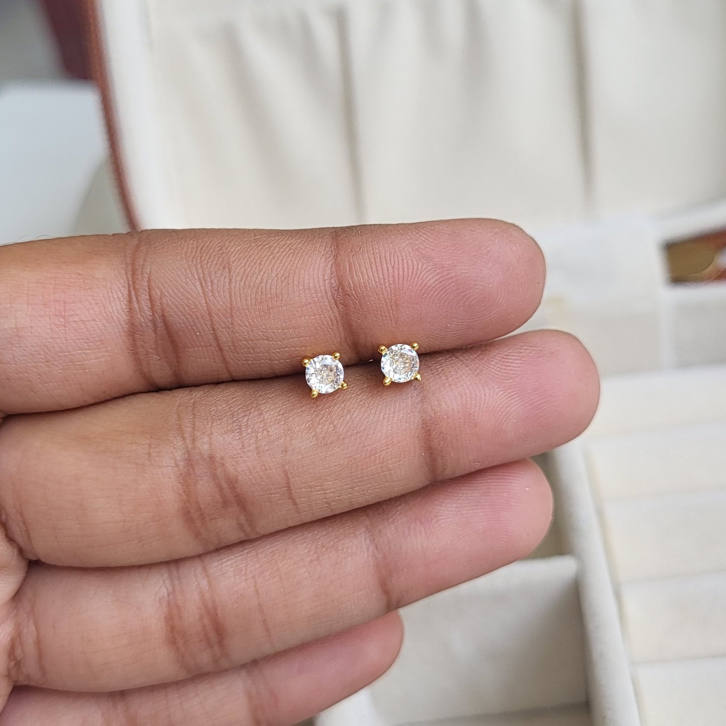 Round mini studs (ball screwback)