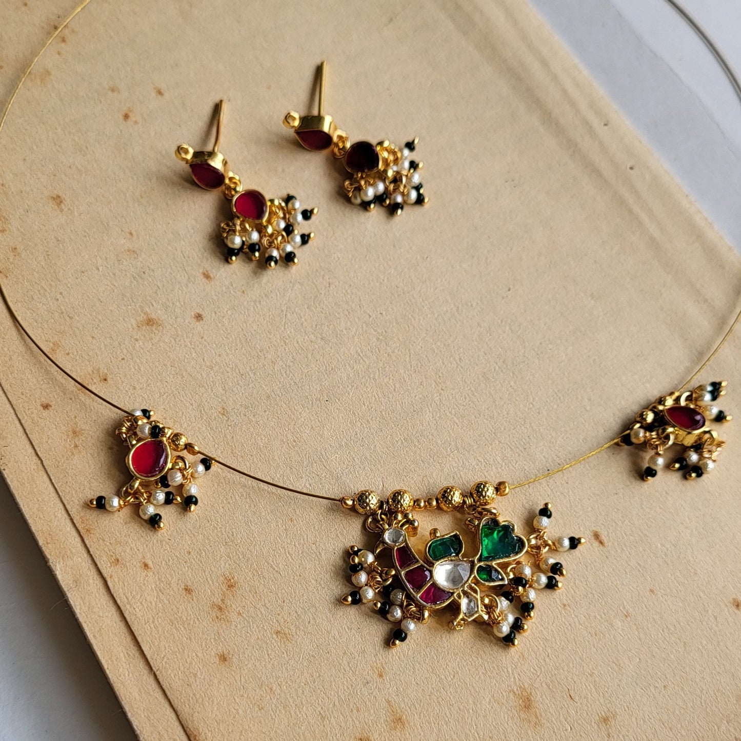 Peacock invisible necklace (Ruby)