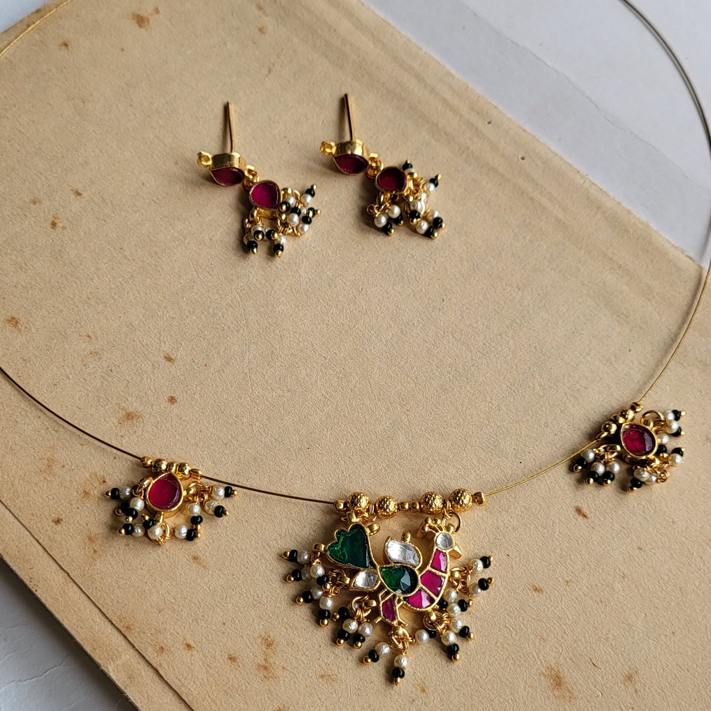 Peacock invisible necklace (Ruby)