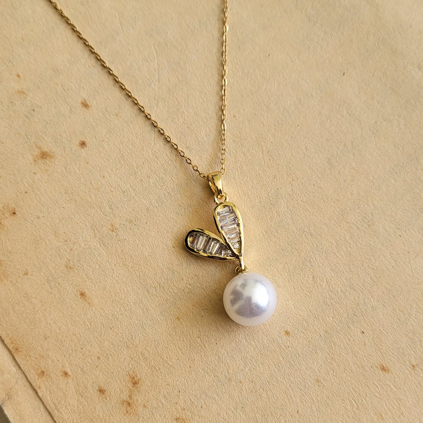 Pearly heart pendent chain