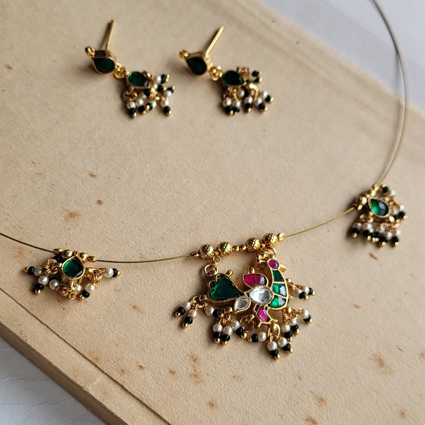 Peacock invisible necklace (Emerald)